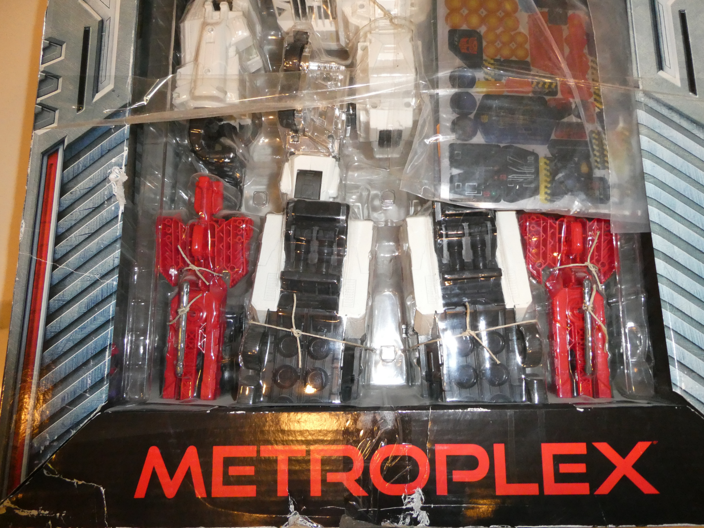 TRANSFORMERS GENERATIONS SDCC 2013 METROPLEX TITAN CLASS